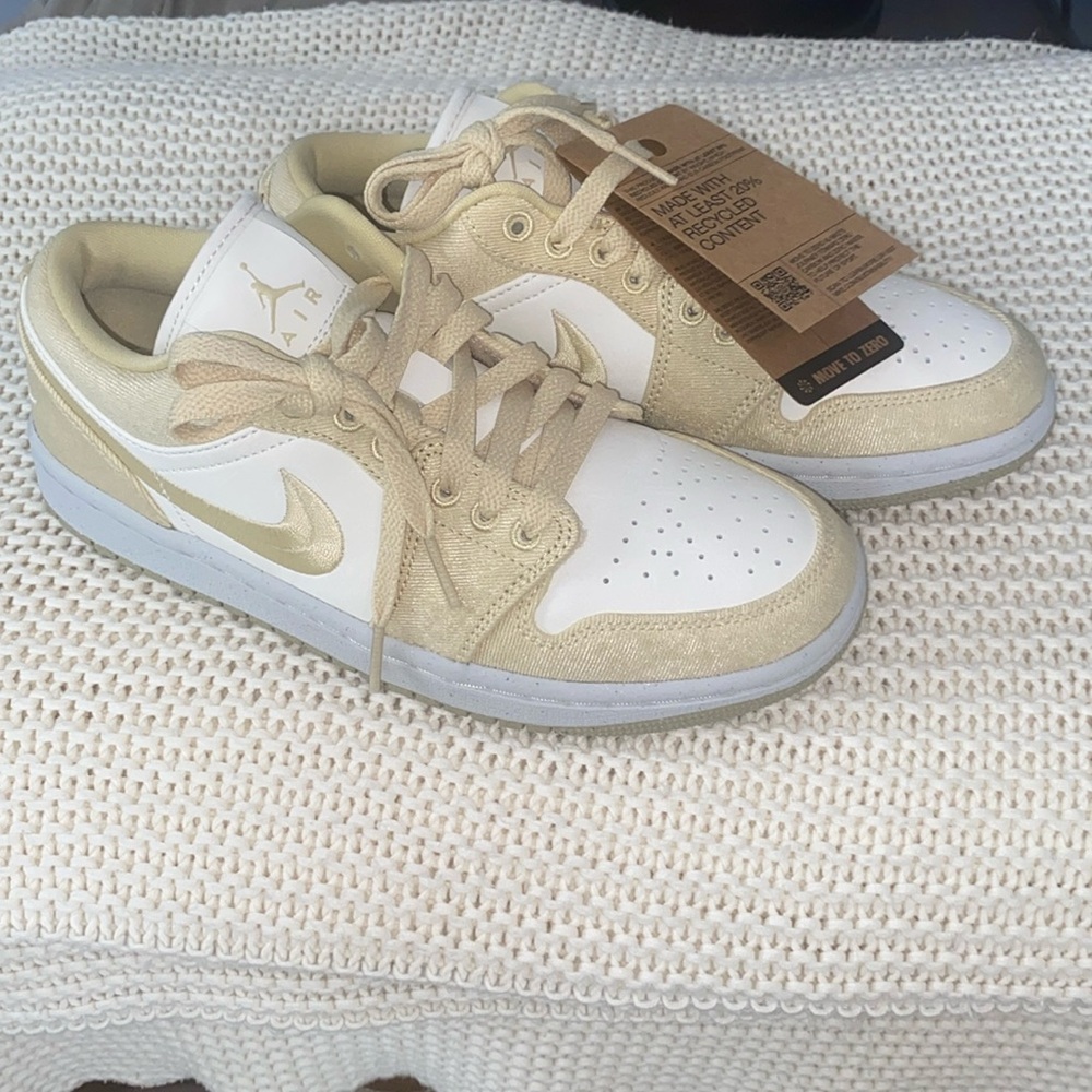 Jordan 1 Low SE "Team Gold/Sail" Women's Shoe